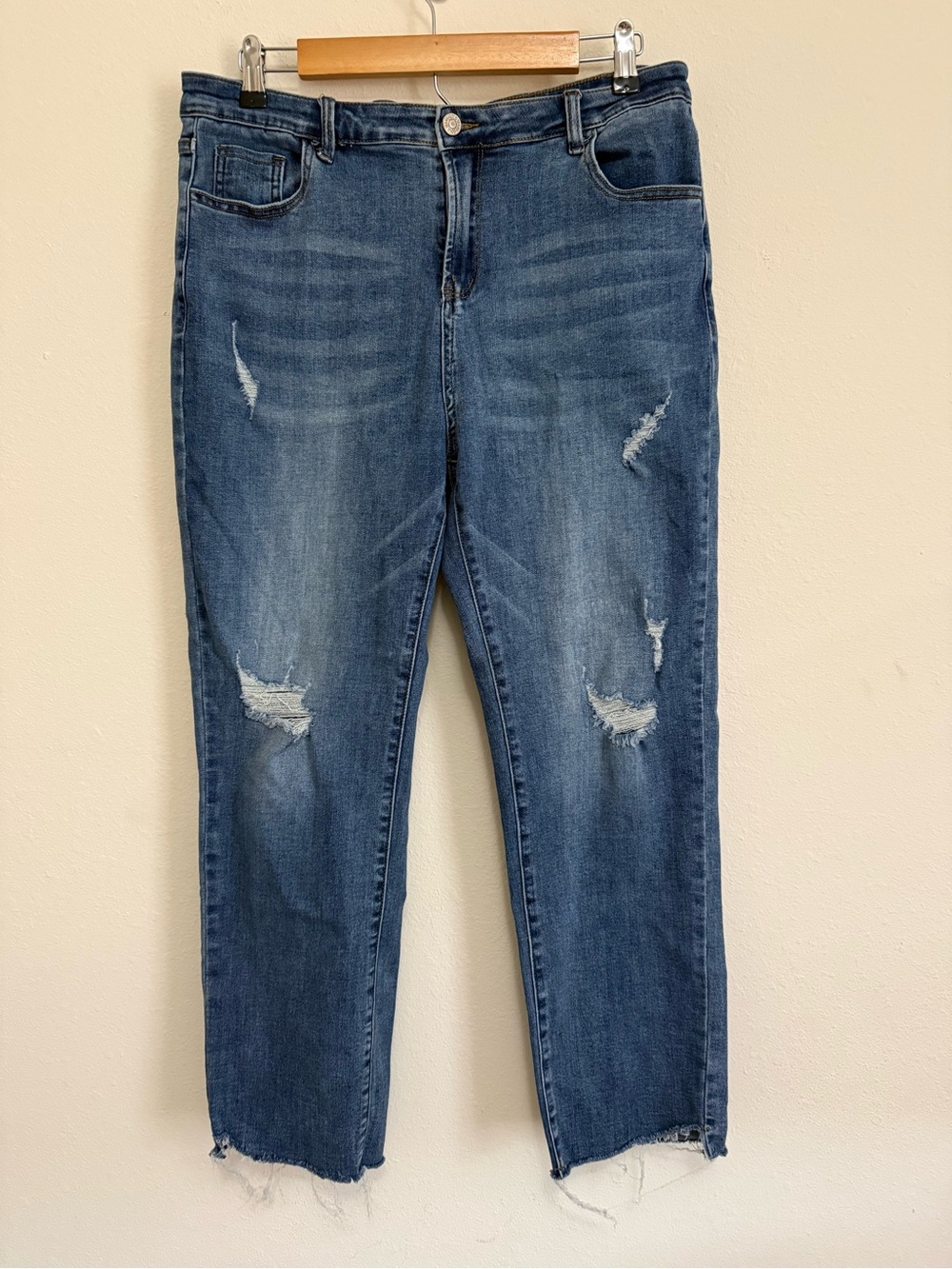 Womenโs Distressed Blue Denim Jeans